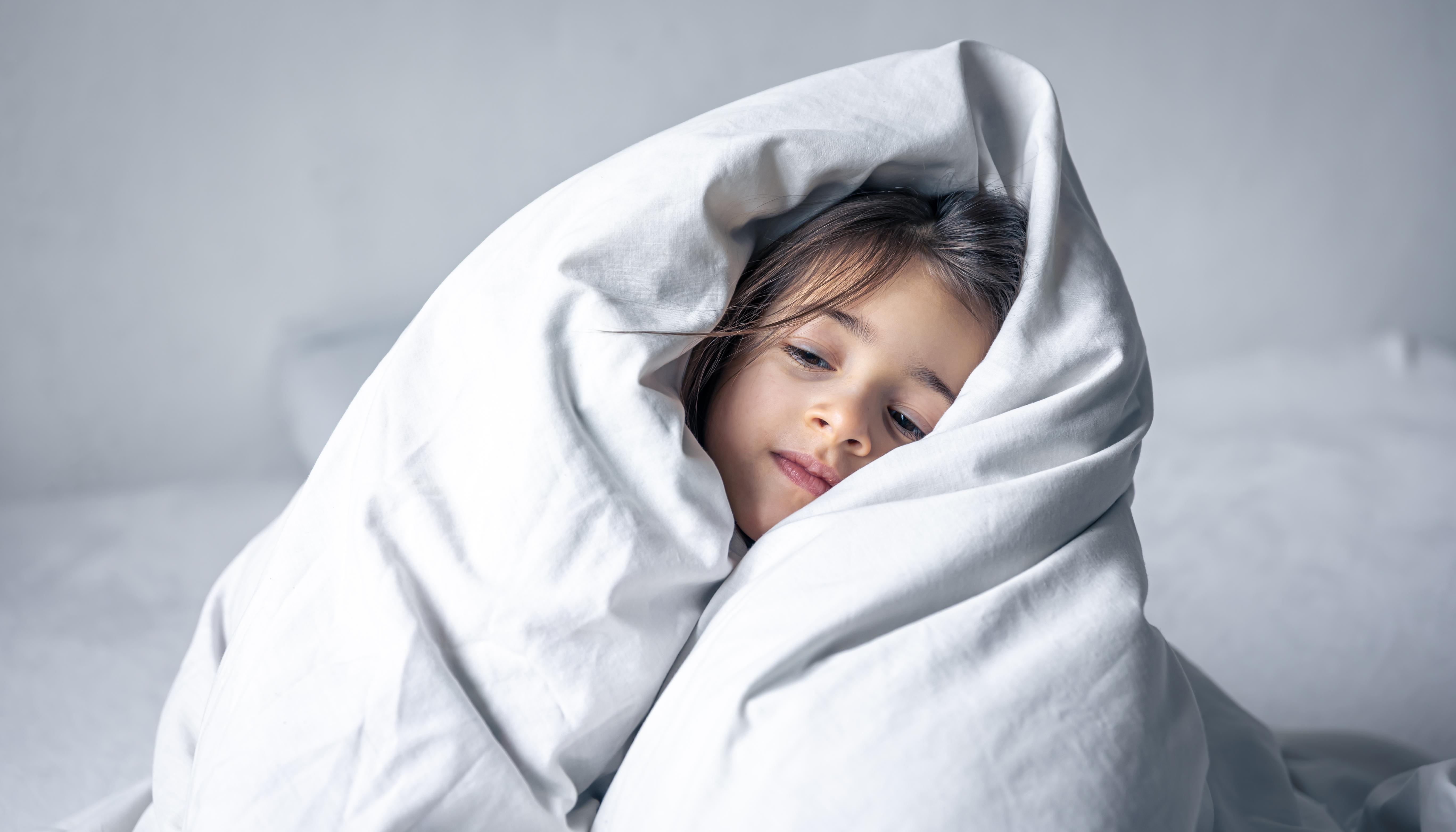 С какого возраста можно укрывать ребенка одеялом в кровати